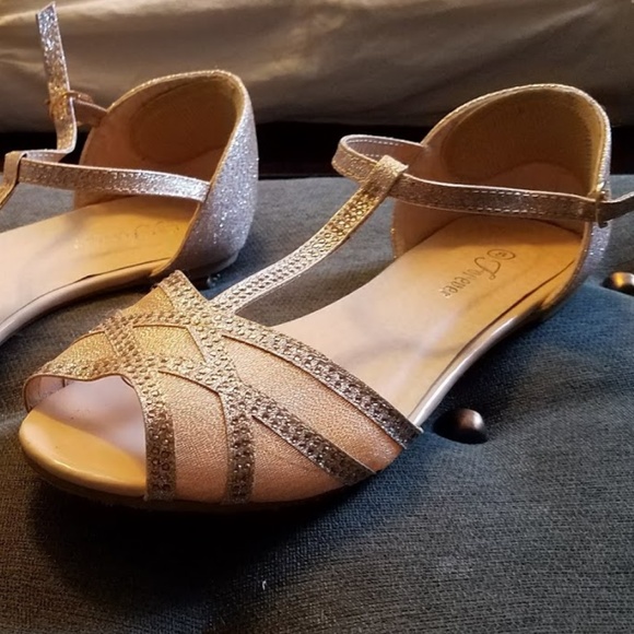 Forever Bella T-Strap Flats - Picture 1 of 5